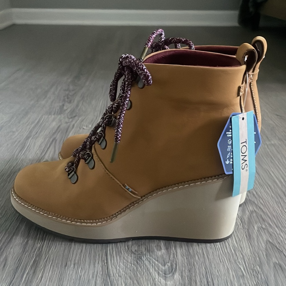 New Tom’s Women’s Ortholite Tan Wedge Booties Size 7